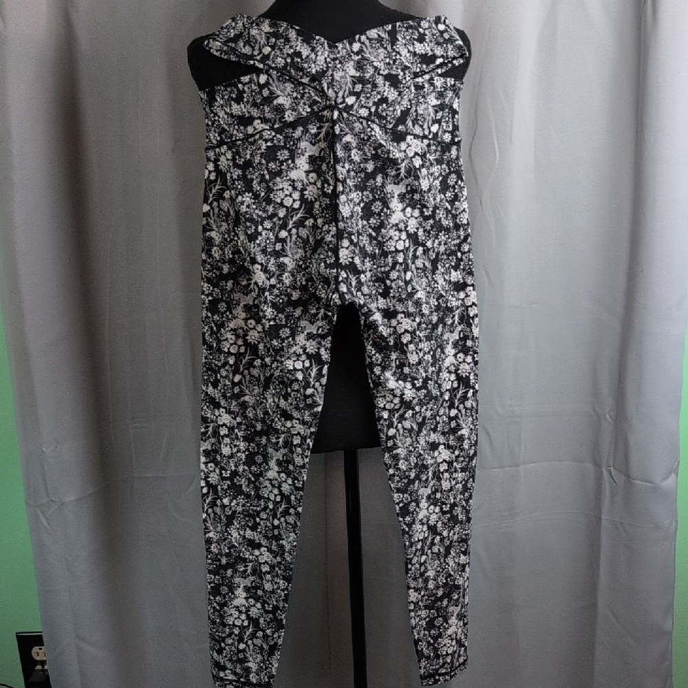 Floral Black and White‎ Leggings - Picture 8 of 11